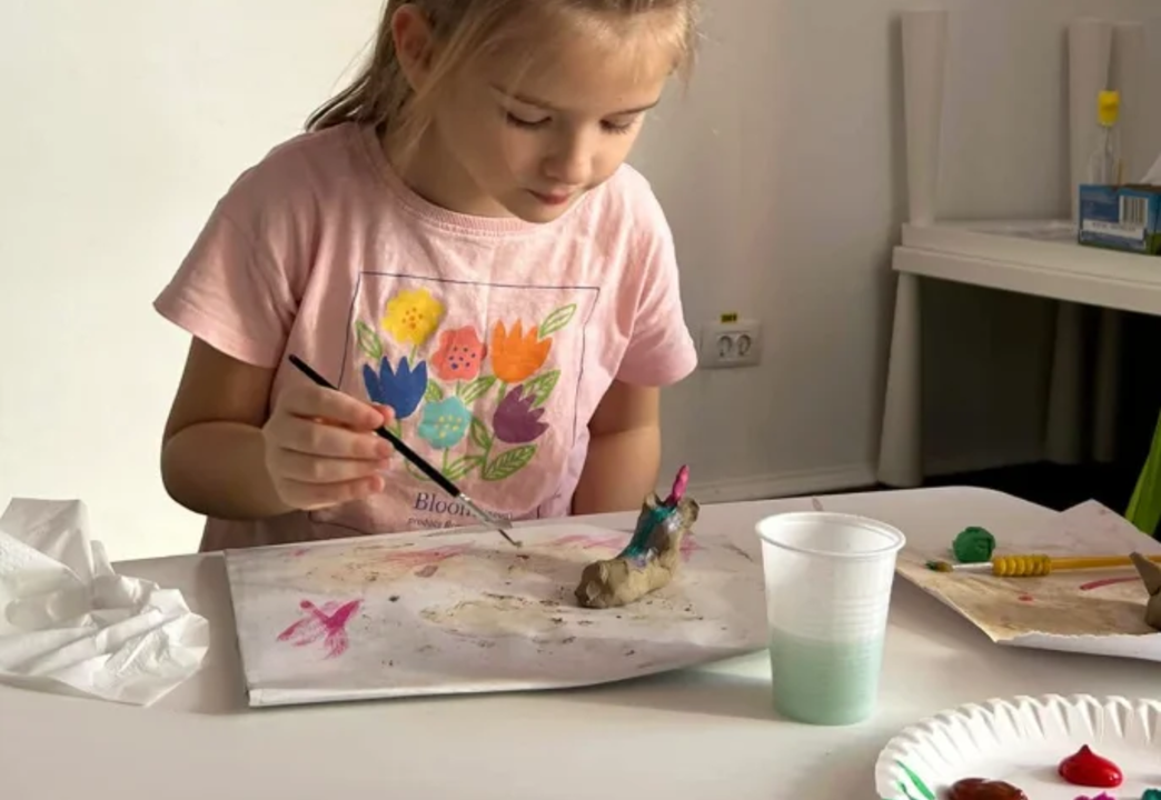 Copii la atelierul de modelaj în lut